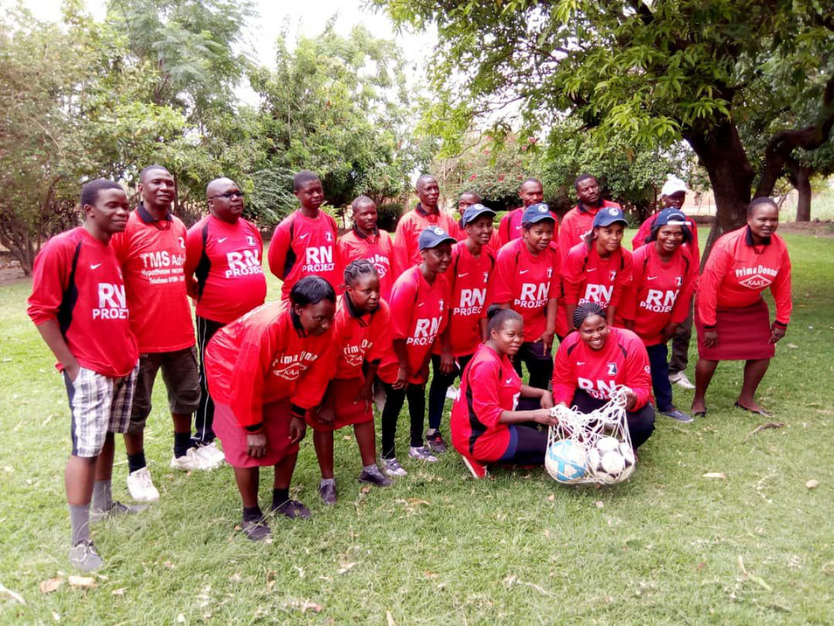 Gambia ? FCIM Holland (dames en heren) wint de beker van Mbayamusuma school te Mazabuka.